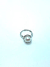 Cargar imagen en el visor de la galería, Anillo de Plata 925 con Perla y Zirconia
